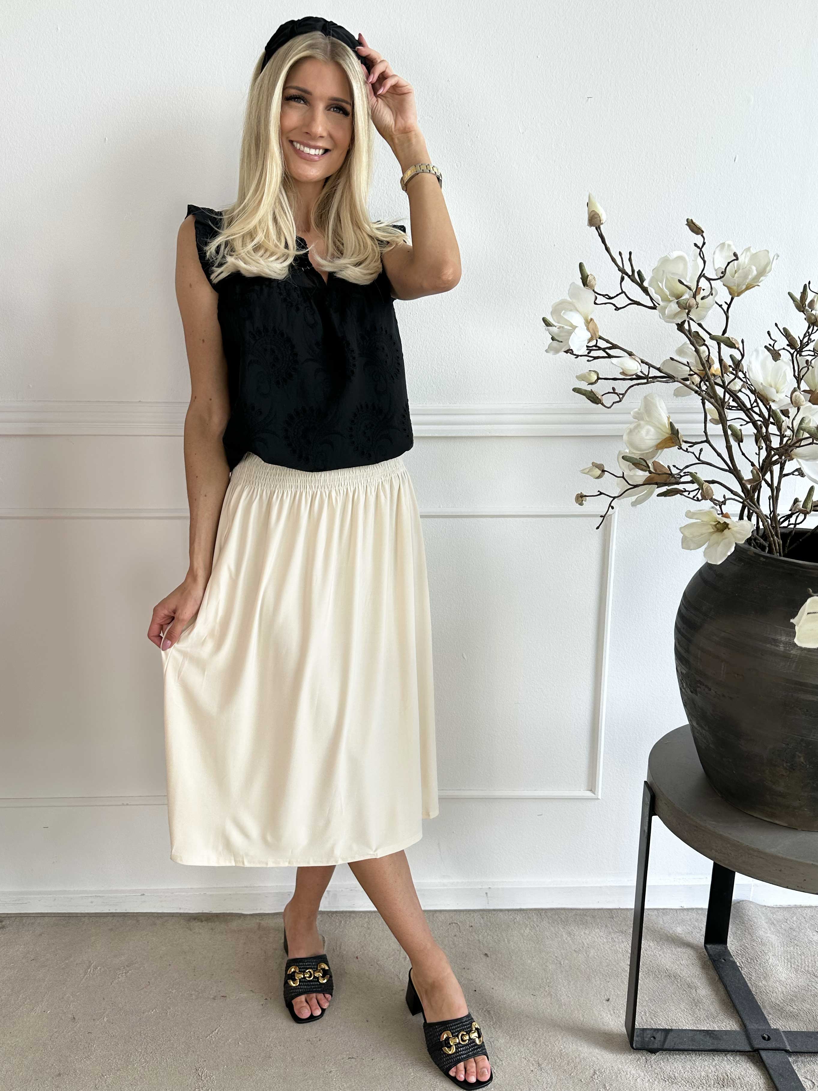 Pams Plain Midi Skirt - Nederdel i stretchy stof med lommer